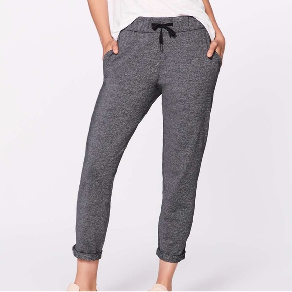 lululemon athletica Pants - Lululemon On The Fly Pant 28" in Heathered Black